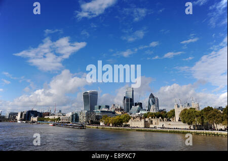 Vue sur la Tamise vers la ville de Londres montrant des bâtiments connus comme les talkie walkie (gauche) la râpe à fromage Banque D'Images