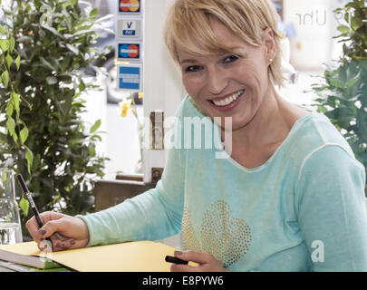 Andrea Ballschuh la lecture de son dernier livre 'Gärtnern ist mein Yoga' et de signer des autographes à Florale Welten. Avec : Andrea Ballschuh Où : Berlin, Allemagne Quand : 10 Avr 2014 Banque D'Images