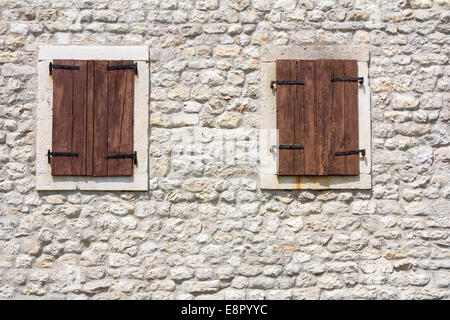 Fenêtres en bois ancien dans le vieux mur de pierre Banque D'Images