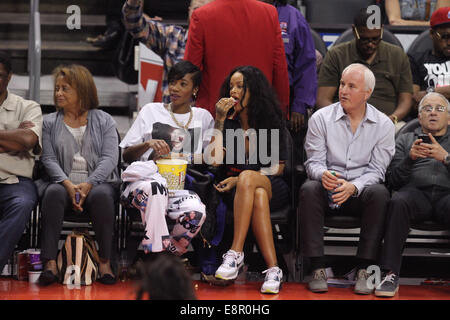 Célébrités à l'Clippers jeu. L'Oklahoma City Thunder a défait les Clippers de Los Angeles par le score final de 107-101 au Staples Center dans le centre-ville de Los Angeles. Comprend : Rihanna Où : Los Angeles, California, United States Quand : 09 Avr 2014 Banque D'Images