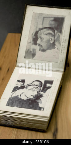 Apparaît dans : Guerre russo-japonaise de l'album photographique Image Description : Image d'un album de photos montrant des photographies de l'homme 2 Banque D'Images