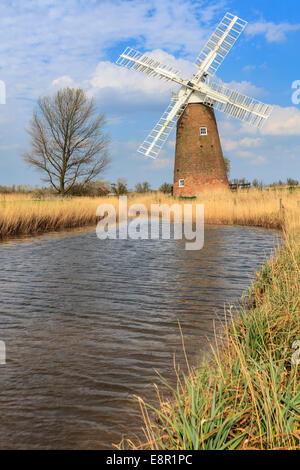Le moulin de drainage penchée Hardley digue dans le Parc National de Norfolk Broads, Angleterre Banque D'Images