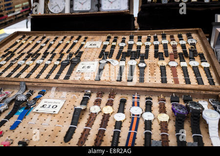 Étalage de montres à vendre sur un tableau d'affichage sur un étal de marché. Banque D'Images