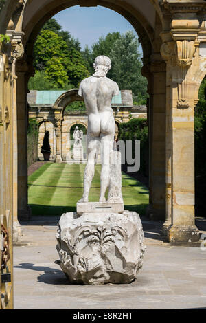 Dans la statue classique jardin italien, le château de Hever, Kent Banque D'Images