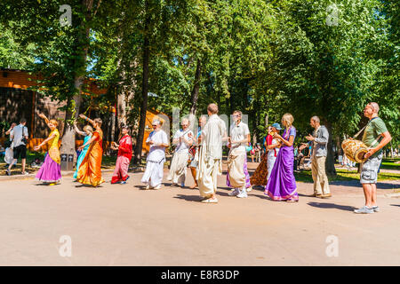 Moscou, Russie. 13 Juillet 2014 : Hare Krishna adeptes de la danse dans le parc Gorky à Moscou Banque D'Images