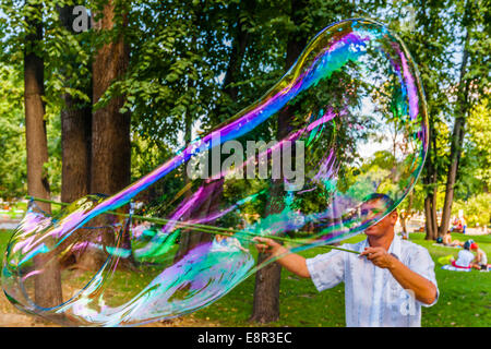 Moscou, Russie. 19 Juillet 2014 : homme non identifié fait énorme bulle de savon à Moscou le parc Gorky Banque D'Images