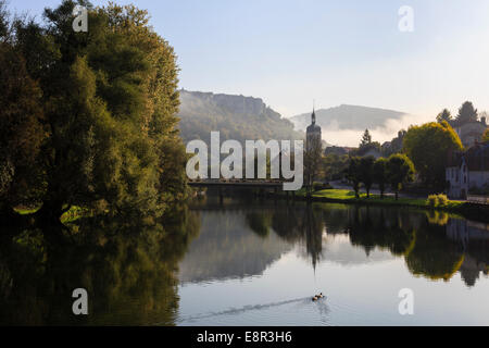 Sur scène paisible rivière Loue avec tôt le matin dans la brume d'automne vallée de la Loue dans les montagnes du Jura. Ornans Doubs Franche-Comté France Banque D'Images