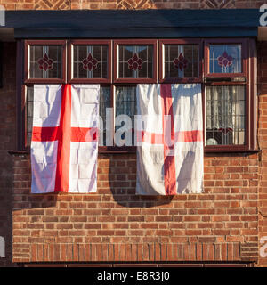 Drapeaux anglais pendu à une fenêtre de la chambre, England, UK Banque D'Images