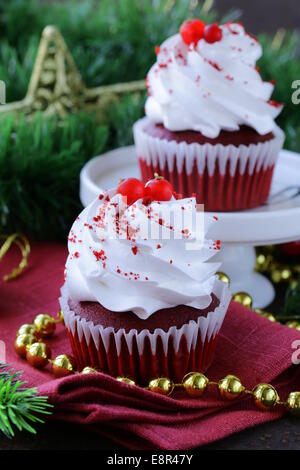 Red Velvet cupcakes de fête table de Noël Banque D'Images