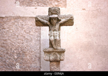 Une sculpture en pierre de Jésus Christ crucifié est affichée à la Fundacion Mercedes Calles y Carlos Ballestero Museum à Caceres Banque D'Images