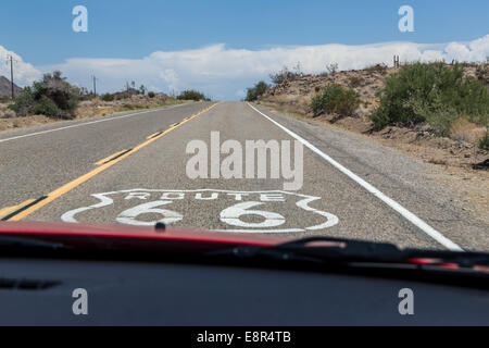 Sur la route 66 en Arizona, vue à partir de la voiture, USA Banque D'Images