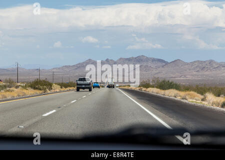 À la route 66 en Arizona, vue à partir de la voiture, USA Banque D'Images