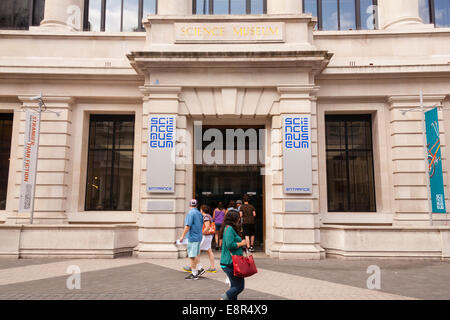 Entrée du musée des sciences, Exhibition Road, Kensington, Londres, Angleterre, Royaume-Uni. Banque D'Images