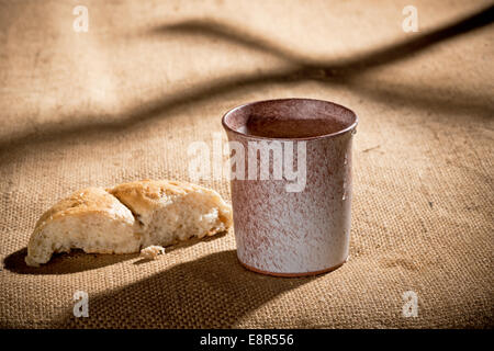 Nature morte avec calice et le pain sur la nappe textile Banque D'Images