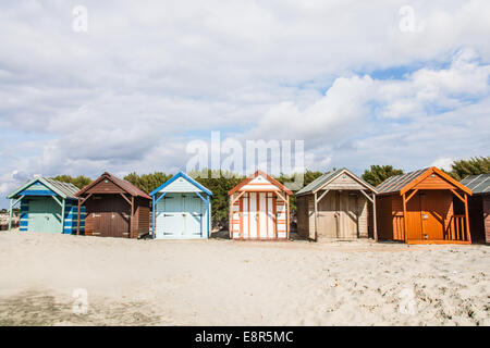 Une rangée de cabines de plage traditionnel West Wittering beach Sussex England UK Banque D'Images