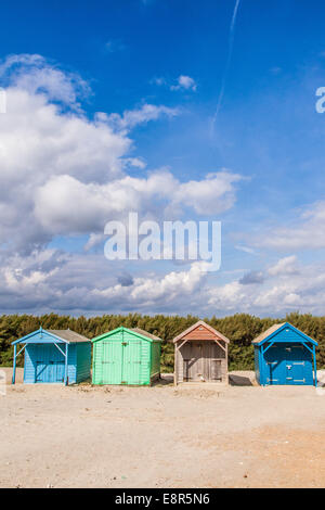 Une rangée de cabines de plage traditionnel West Wittering beach Sussex England UK Banque D'Images