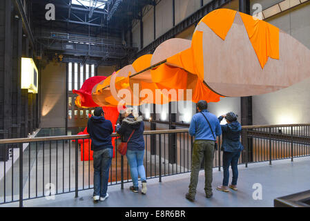 Tate Modern, Bankside, Londres, Royaume-Uni. 13 octobre 2014. Par le travail du sculpteur américain Richard Tuttle 'Je ne sais pas' l'armure du langage, la sculpture textile tissus allie conçu par l'artiste à la fois par l'homme et les fibres naturelles dans trois couleurs. Crédit : Matthieu Chattle/Alamy Live News Banque D'Images