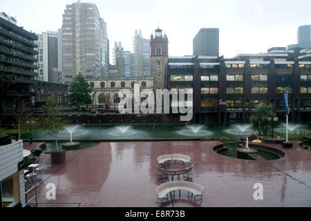 Barbican Centre, Londres UK. 13 octobre 2014. Un afteroon doux humide comme persistante bruine enveloppe le Barbican Centre avant-cour dans la ville de Londres. Nuageux et brumeux avec des éclosions de pluie ainsi que des périodes de sécheresse et des températures plus douces températures sont prévus pour les prochains jours en Angleterre du Sud-Est. Kathy deWitt/Alamy Live News Banque D'Images