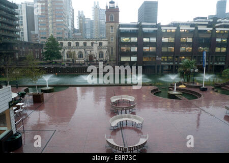 Barbican Centre, Londres UK. 13 octobre 2014. Un afteroon doux humide comme persistante bruine enveloppe le Barbican Centre avant-cour dans la ville de Londres. Nuageux et brumeux avec des éclosions de pluie ainsi que des périodes de sécheresse et des températures plus douces températures sont prévus pour les prochains jours en Angleterre du Sud-Est. Kathy deWitt/Alamy Live News Banque D'Images