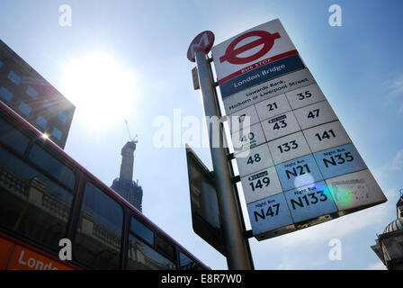 Arrêt de bus London Bridge, London UK Banque D'Images