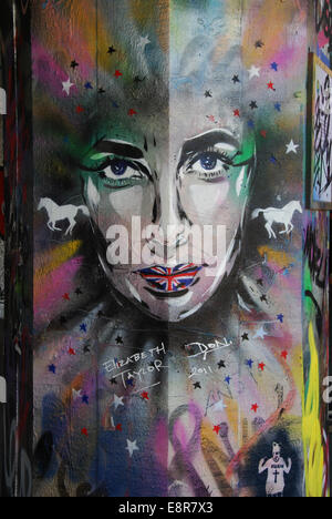 Portrait graffiti de Elizabeth Taylor sur Southbank London UK, signé par Don 2011 Banque D'Images