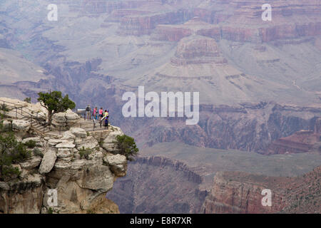 Personnes regardant le Grand Canyon. Le Parc National du Grand Canyon, Arizona, USA Banque D'Images