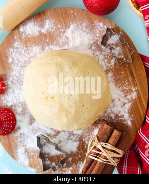 La vie toujours avec de la cuisine de la pâte à biscuits de Noël de Noël. Biscuits de traitement au four Banque D'Images