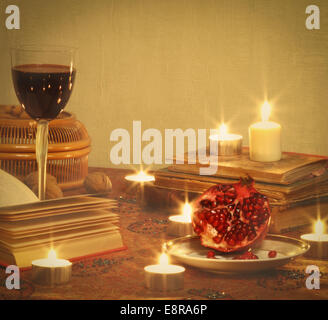 Maison de vacances La vie toujours à la grenade, le vin rouge, des livres et des bougies Banque D'Images