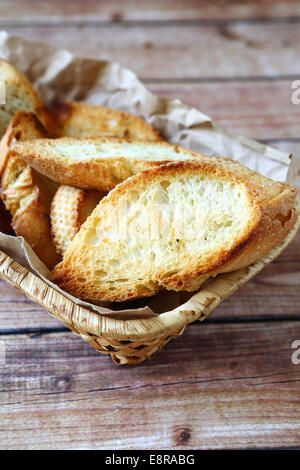 Morceaux de pain grillé dans un panier alimentaire, close-up Banque D'Images