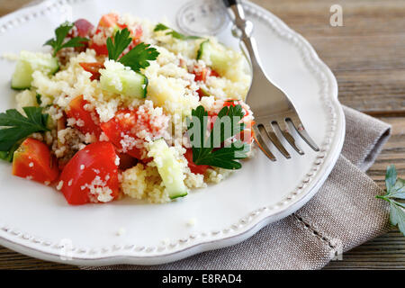 Avec salade de couscous et de légumes sur une assiette blanche, de l'alimentation libre Banque D'Images