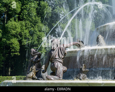 Herrenchiemsee Palace sur une île du lac Chiemsee, jeux d'eau avec la fontaine Latona et façade occidentale, Bavière, Allemagne. Banque D'Images