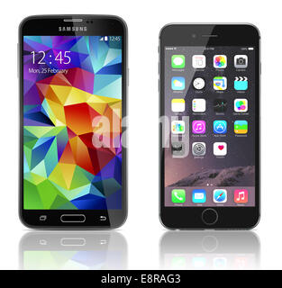 Comparaison de Samsung Galaxy S5 et Apple iPhone 6 côte à côte. Banque D'Images