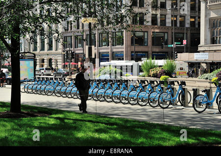 Partager Chicago Location de vélo station sur Michigan Avenue, en face du Parc du Millénaire. Banque D'Images