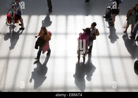 Les passagers dans le grand hall à la gare de Brighton, au cours d'un chaud matin d'été bien remplie. Banque D'Images