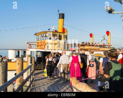 Le lac de Chiemsee, les touristes à bord du bateau d'excursion après la visite du Palais d'Herrenchiemsee, Bavière, Allemagne. Banque D'Images