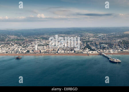 Photographies aériennes / Images de Brighton et Hove, Sussex, Angleterre. Anglais populaire station balnéaire sur la mer du sud, coût & piers Banque D'Images