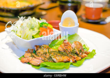 Poulet grillé avec salade et oeufs délicieux légumes isolated Banque D'Images