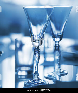 Verres pour le vin sur la table. Close up Banque D'Images