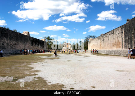 Les touristes errent dans l'ancien jeu de balle maya de la Cour Juego de Pelota ruines à Chicen Itza, Yucatan, Mexique en mars 2012. Banque D'Images