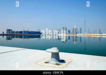 Vue sur la Crique de Dubaï et les toits à Burj Khalifa à Business Bay en Émirats Arabes Unis Banque D'Images