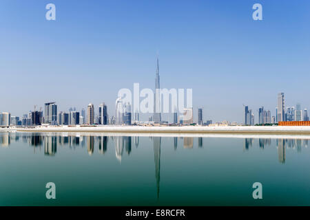 Vue sur la Crique de Dubaï et les toits à Burj Khalifa à Business Bay en Émirats Arabes Unis Banque D'Images