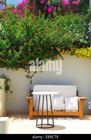 Cour-jardin avec de belles fleurs. Crète, Grèce Banque D'Images