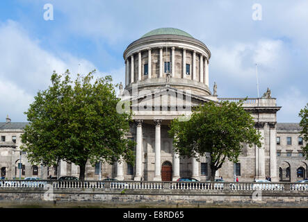 Les quatre cours sur Inns Quay vue sur la Liffey, Dublin, République d'Irlande Banque D'Images