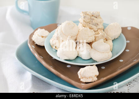 Peu de frais de meringues sur les plaques avec du café Banque D'Images