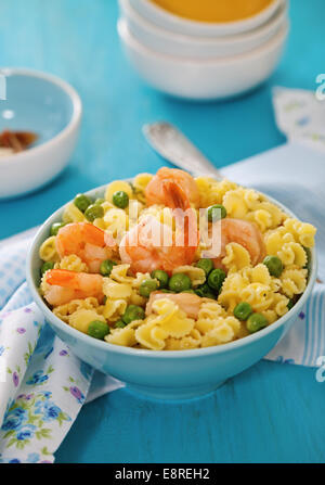 Avec la salade de pois verts et des spaghettis Banque D'Images