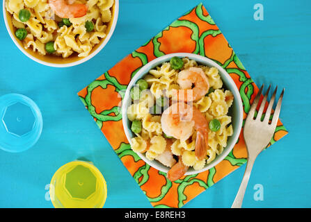 Avec la salade de pois verts et des spaghettis Banque D'Images