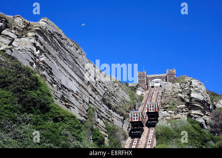 Falaises d'Hastings à côté de l'ascenseur funiculaire de la colline de l'Est donnant sur Rock-a-Nore Road. Banque D'Images