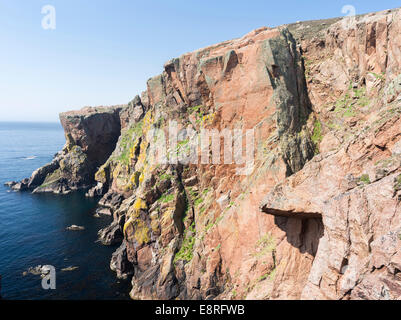 Muckle Roe (big red isle) est célèbre pour le rouge, falaises de granit et de plages immaculées, Shetland, en Écosse. Banque D'Images