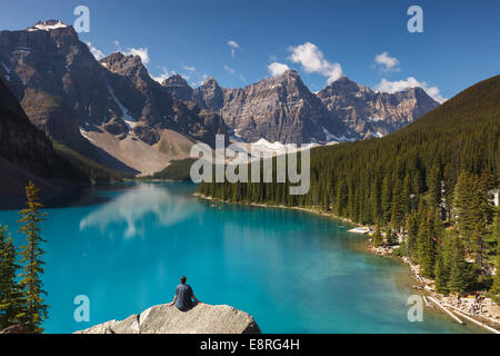 Un homme jouissant de la vue sur le lac Moraine, Banff National Park, Alberta, Canada, Amérique du Nord. Banque D'Images