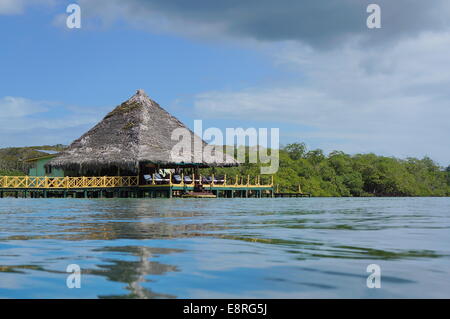 Restaurant au-dessus de l'eau des Caraïbes avec toit de chaume, Bocas del Toro, PANAMA, Amérique Centrale Banque D'Images